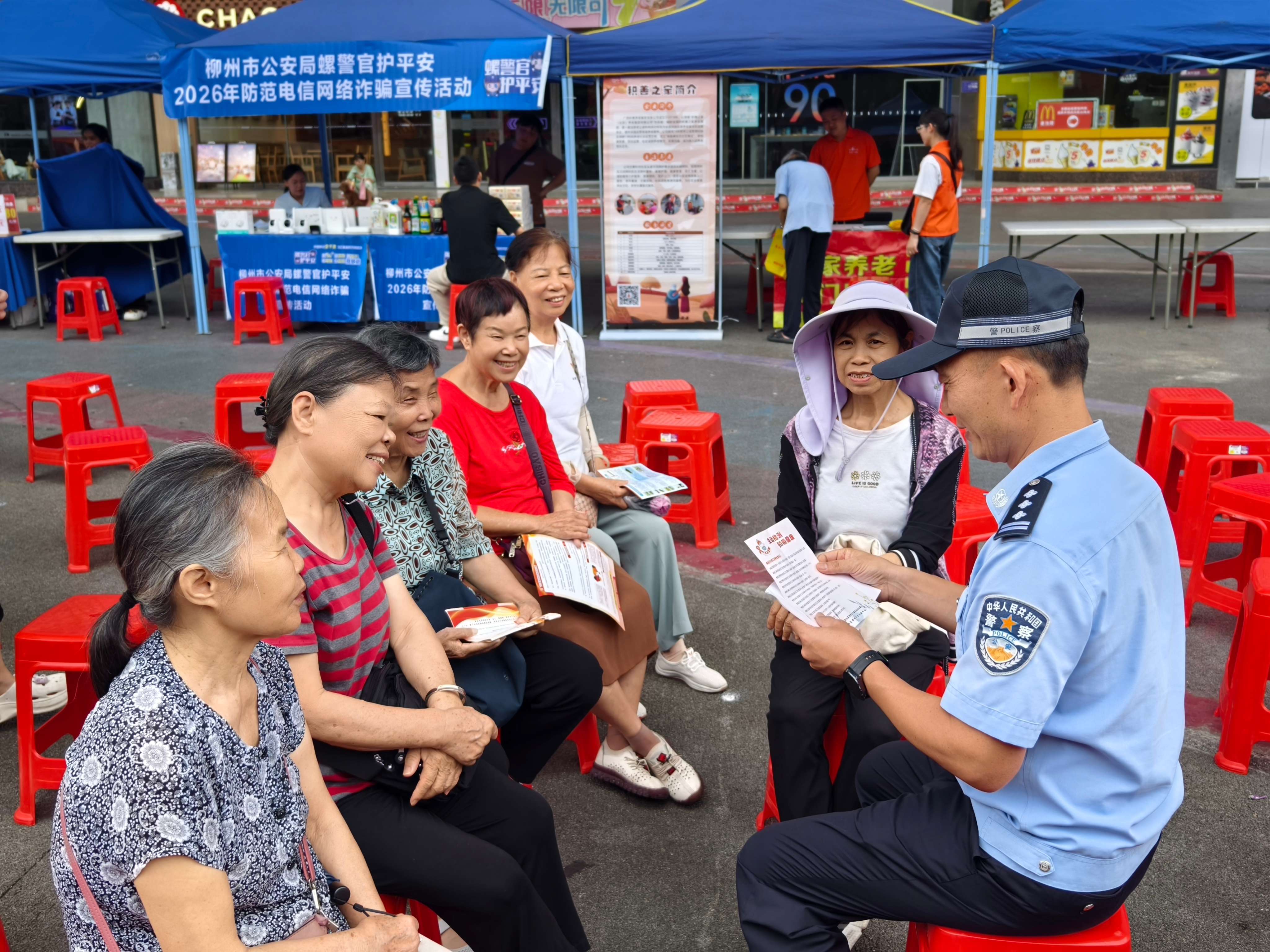 金绿洲辖区民警向居民们讲解艾滋病防治知识.jpg