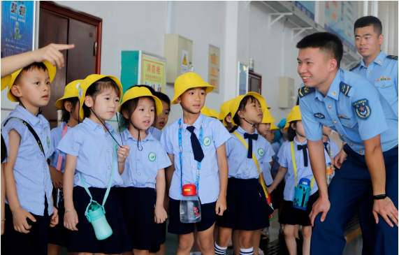 柳州市直属机关幼儿园：雄鹰展翅放飞梦想 翱翔蓝天快乐起航”