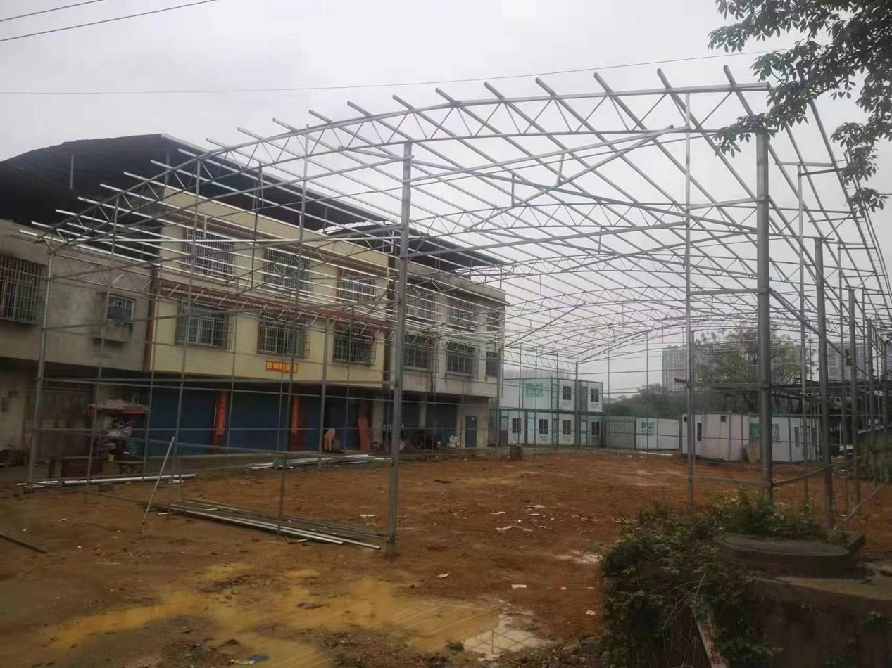 老板始终不在现场 钢架棚却一周建成